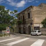 Dopo basse palazzine e prima che l�incrocio sfoci nel primo tratto di via delle Murge, rintracciamo un elegante struttura a due piani, oramai fatiscente, con porte arrugginite e stipiti tristemente pencolanti